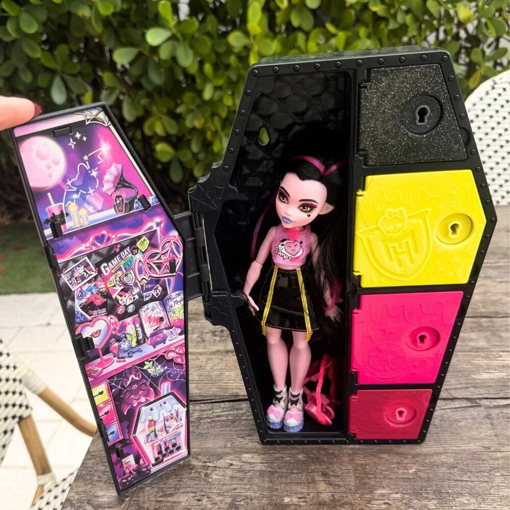 Monster High Skulltimate Secrets Neon Frights Draculaura Doll Coffin Accessories
